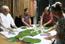 Nặng lòng với nghề quết bánh phồng Mỹ Lệ