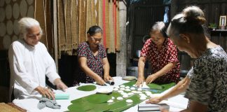 Nặng lòng với nghề quết bánh phồng Mỹ Lệ