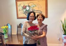 Cô giáo già thăm cô giáo trẻ hơn!